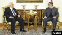 Palestinian Authority President Mahmud Abbas (left) meeting with Egyptian President Muhammad Morsi on January 9.