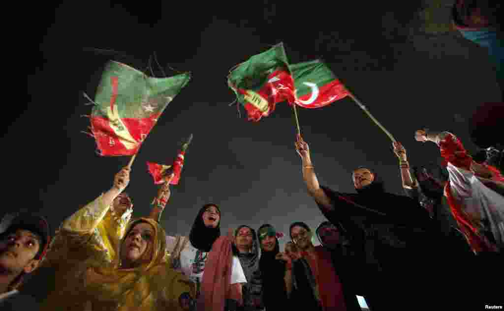 Pakistanın Lahor şəhərində Təhrik-e-İnsaf partiyasının tərəfdarları partiya bayrağını yelləyərkən.