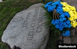 Квіти біля пам’ятника гетьману Петру Сагайдачному в Києві