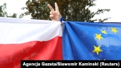 Противники правительственных "юридических реформ" на митинге в поддержку связей Польши и ЕС в Варшаве. Июль 2018 года 