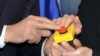 Госсекретарь Хиллари Клинтон и министр иностранных дел Сергей Лавров нажимают кнопку "перезагрузка" 6 марта 2009 года