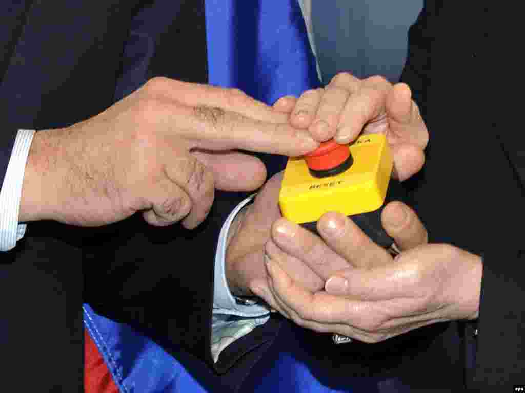 The hands of the U.S. Secretary of State, Hillary Clinton (R) and Russian Foreign Minister Sergei Lavrov, after Clinton presented a device with a red knob to Russian Foreign Minister Sergei Lavrov, during their meeting in Geneva, Switzerland on March 6, 2009. The yellow block with a red button, writing 'reset' in English and 'overload' in Russian. (epa) top2009