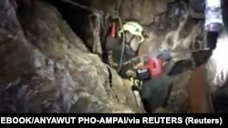 Спасувач во пештерата во Тајланд