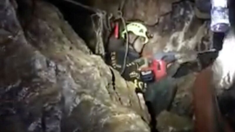 Извлечени првите две момчиња од пештерата во Тајланд