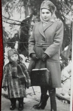 Бабушка Маша с сыном Женей, отцом автора публикации