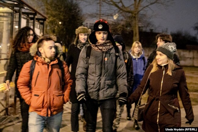 Алексей Лазарев с друзьями идет к военному комиссариату