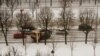 Грузавік урэзаўся ў слуп на праспэкце Незалежнасьці ў Менску падчас моцнага сьнегападу 15 сакавіка. Сыноптыкі папярэджваюць пра далейшае пагаршэньне надвор’я
