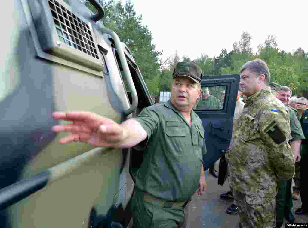 Президент України Петро Порошенко у навчальному центрі Національної гвардії в Нових Петрівцях, 26 липня 2014 року 
