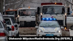 Також у Київській міськраді просять не паркувати автомобілі на узбіччях доріг і в непередбачених для цього місцях, щоб не заважати роботі снігоприбиральної техніки