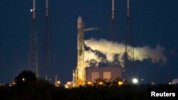 Falcon-9 зымыраны Канаверал ғарыш айлағындағы ұшыру алаңында тұр. Флорида штаты, АҚШ, 28 қараша 2013 жыл.