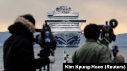 Коронавірус на борту лайнера Diamond Princess. 25 українців серед екіпажу – фоторепортаж