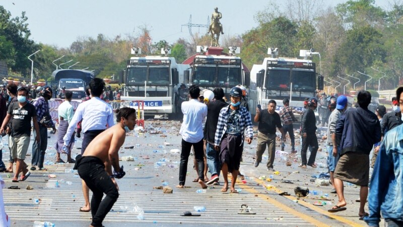 Burmada polisiýa hökümet agdarylyşygyna garşy protestleri basyp ýatyrýar