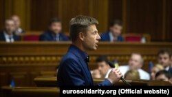 Народный депутат Алексей Гончаренко выступает в зале Верховной Рады Украины