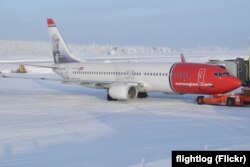 Самолет авиакомпании Norwegian с изображением писателя Йёргена Му