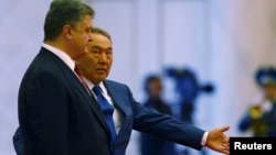 Қазақстан президенті Нұрсұлтан Назарбаев пен Украина президенті Петр Порошенко. Астана, 9 қазан 2015 жыл.