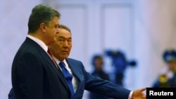 Президент Казахстана Нурсултан Назарбаев (справа) и президент Украины Петр Порошенко во время церемонии приветствия последнего в Акорде. Астана, 9 октября 2015 года. 