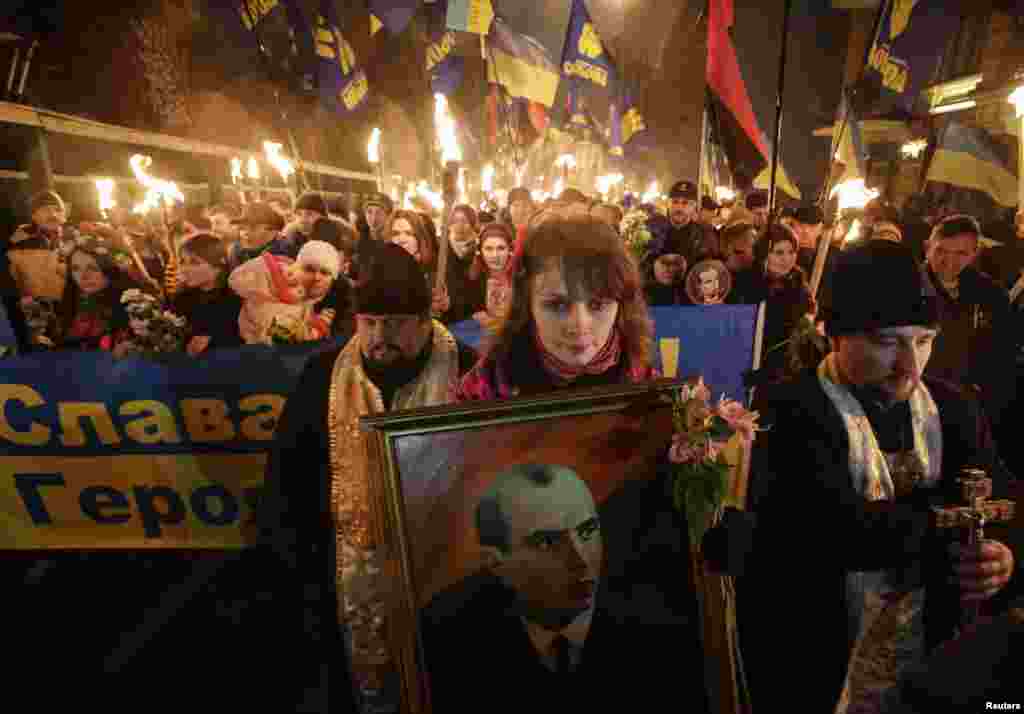 Прихильники ВО «Свобода» провели 1 січня у Києві смолоскипову ходу і мітинг з нагоди 105-ї річниці народження Степана Бандери