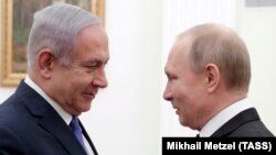 Vladimir Putin (sağda) və Benjamin Netanyahu aprelində 4-də Moskvada görüşmüşdülər
