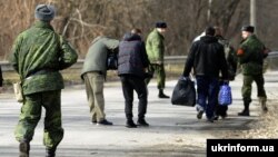 Ілюстраційне фото. Учасники обміну полоненими поблизу Щастя, Луганська область, 26 лютого 2016 року