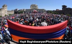 Erevan: în fața Parlamentului, mulțimea urmărește dezbaterile din Parlament, 1 mai 2018