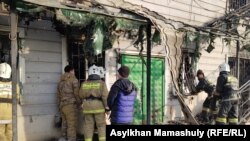 Сотрудники ДЧС у сгоревшего в Масанчи строения.