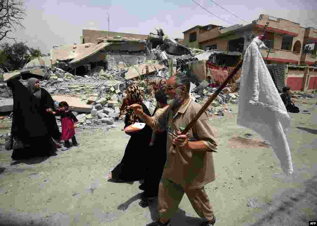 Iraqis residing in western Mosul flee their area as Iraqi forces continue their military offensive to retake the northern city from the Islamic State group on May 19. (AFP/Ahmad al-Rubaye)