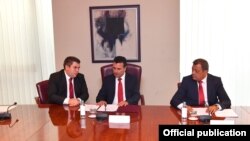 Скопје- премиерот Зоран Заев, вицепремиерот Кочо Анѓушев и советникот Бојан Маричиќ на конститутивен состанок на Комитетот за преговори за пристапување во ЕУ