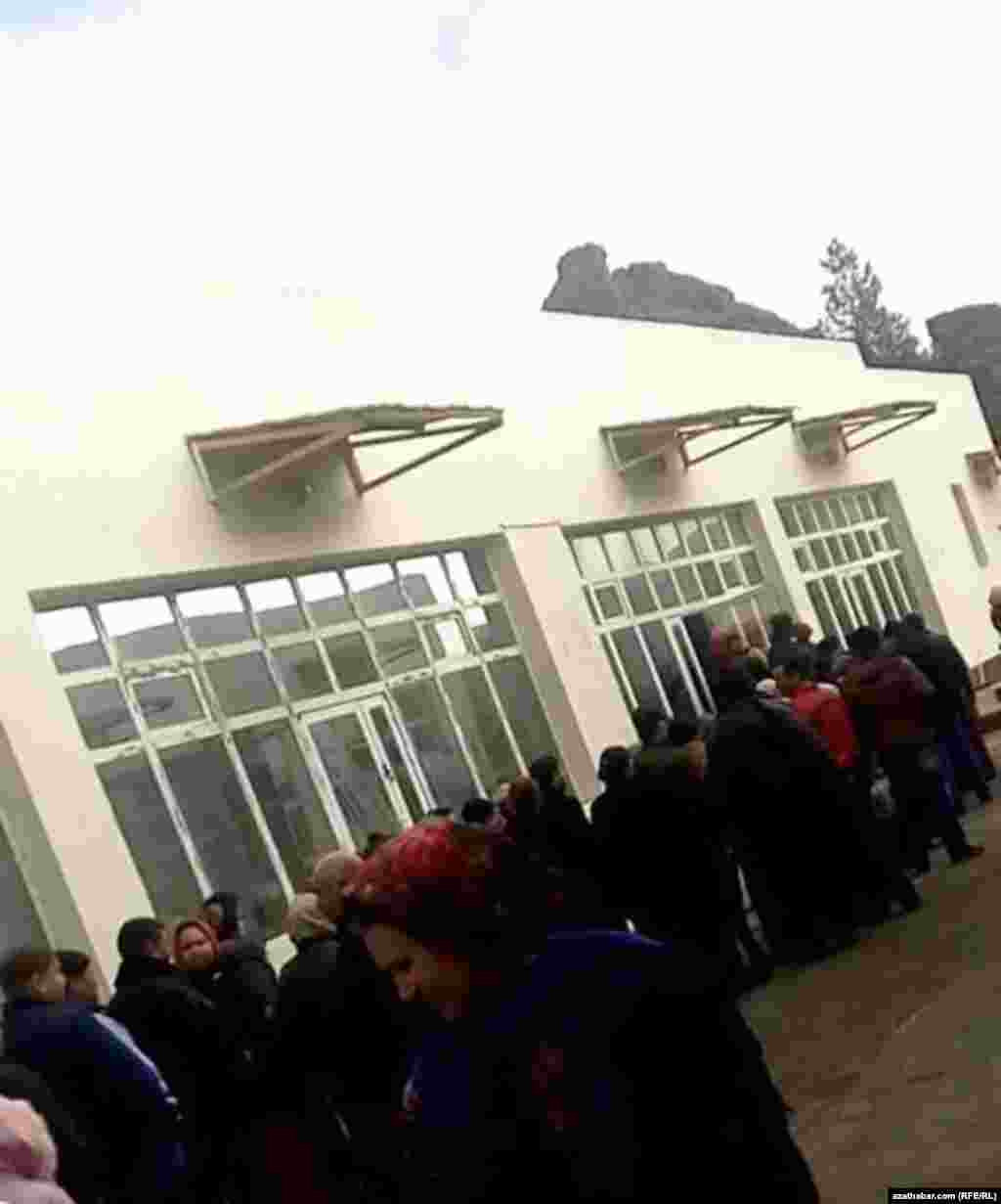 Очередь на продуктовом рынке, Туркменбаши