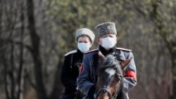 Казаки в защитных масках патрулируют территорию мемориала Кусково. Россия, Москва, 10 апреля 2020 года.