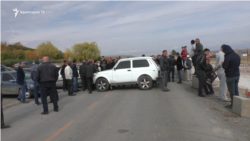 Երևան - Գյումրի մայրուղին փակած շինարարները պահանջում են իրենց աշխատավարձը