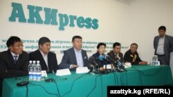 Айрым утулуп калган партиялар Бишкекте маалымат жыйынын өткөрүштү. 2010-ж., 12-октябр.