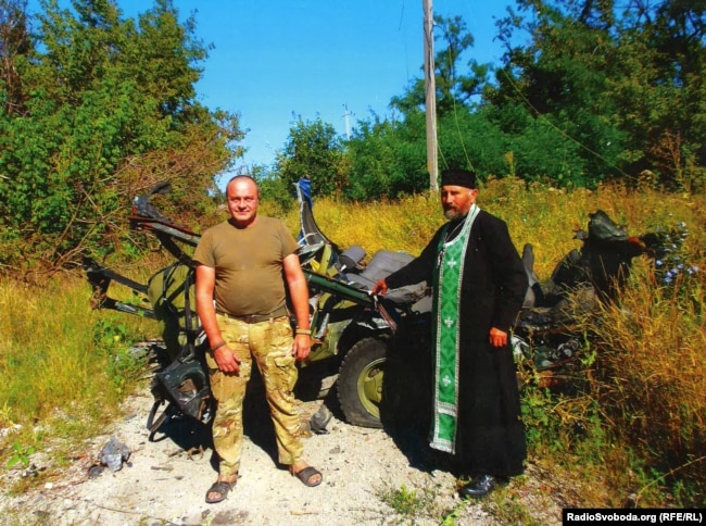 Капелан Дмитро Куліковський на передовій, літо 2014 року