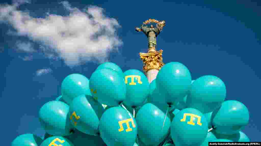 Июнь 2016. Десятки украшенных тамгой голубых шариков на праздновании Дня крымскотатарского флага в центре Киева