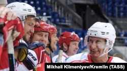 Илустрација - Путин на натпревар со руските хокеарски ѕвезди меѓу кои и светски популарниот Алекс Овечкин (прв од лево)