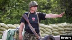 Ополченец сепаратистов на блокпосту в Донецке