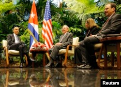 نشست باراک اوباما و رائول کاسترو رهبران پیشین آمریکا و کوبا در هاوانا در زمان احیای روابط دو کشور