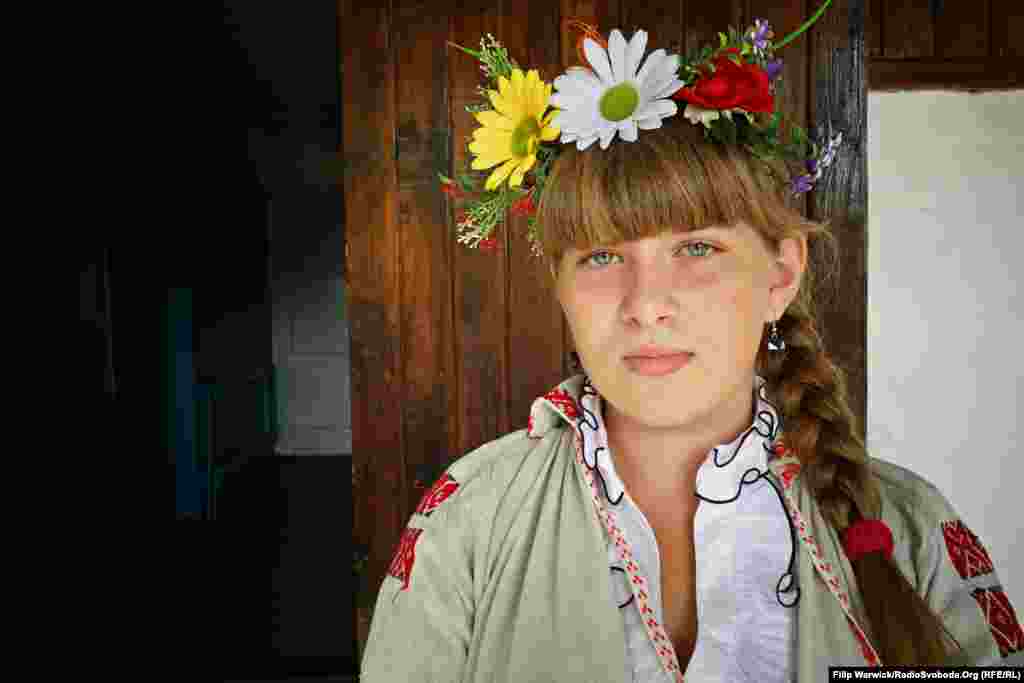 Катерина, старшокласниця, одягнена в традиційний український одяг