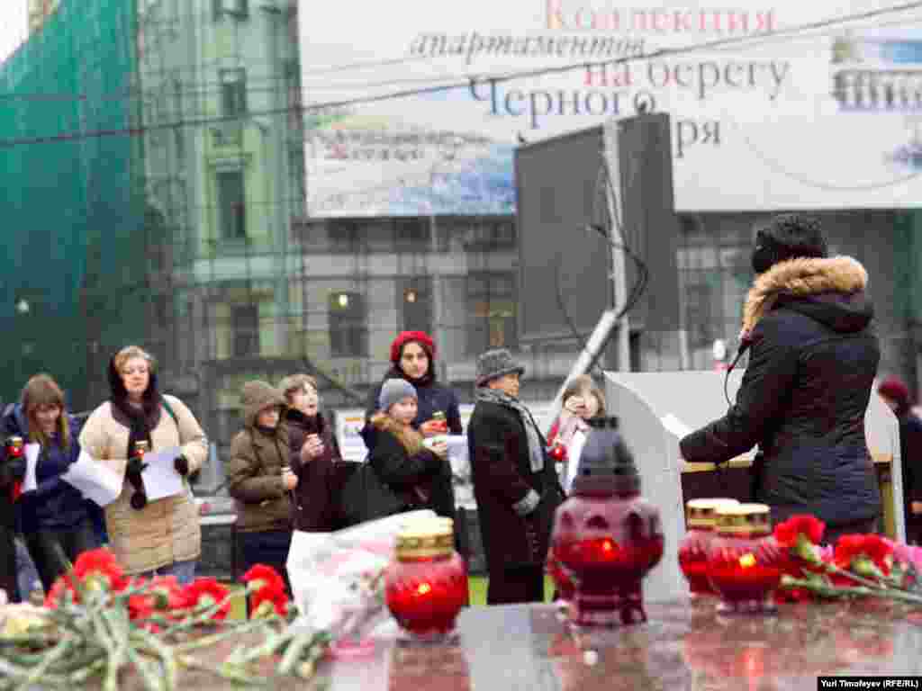 Фото Юрия Тимофеева, Радио Свобода - К акции, проводимой правозащитным обществом "Мемориал", может присоединиться любой желающий 