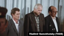Былы дырэктар Чарнобыльскай АЭС Віктор Бруханаў, намесьнік галоўнага інжынэра Анатоль Дзятлаў і галоўны інжынэр Мікалай Фамін падчас вынясеньня прысуду. 