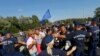 Migrantët thyejnë kordonin e policisë në Hungari