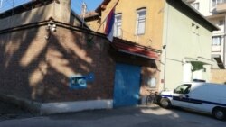 Objekti Uprave za izvršenje krivičnih sankcija Ministarstva pravde za pritvor osoba koje krše meru samoizolacije nalaze se u Pirotu (na fotografiji) na jugoistoku Srbije , Vršcu, na severoistoku zemlje, i u Požarevcu, oko 80 kilomatara istočno od Beograda.