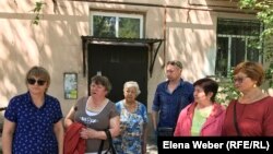 Инициативная группа жителей возле своего дома, который, по их мнению, пострадал из-за реконструкции кафе под их квартирами. Темиртау, 16 июля 2019 года.