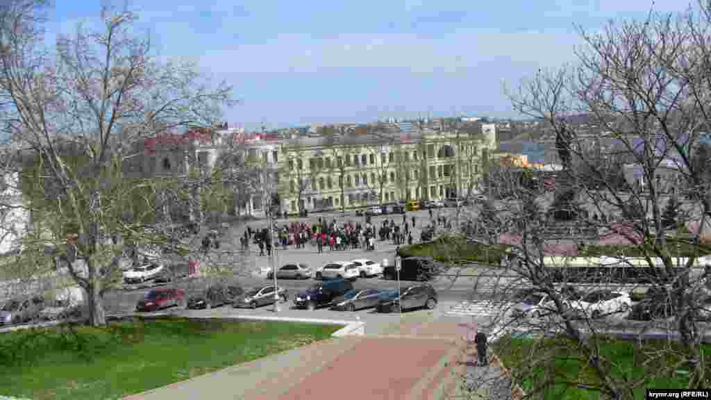 В Севастополе в четверг 16 апреля на площади Нахимова, собралось порядка 150 человек, желающих задать вопрос президенту России Владимиру Путину, однако телемост для севастопольцев так и не был организован