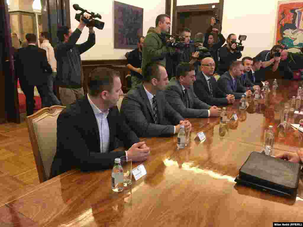 СРБИЈА - Лидерот на Српска листа, Горан Ракиќ изјави дека неговата партија излегува од косовската Влада. Тој посочи и дека 10-те општини со мнозинско српско население во Косово на 20 април ќе ја формираат Заедницата на српски општини. Според него, одлуката била донесена по консултациите со српскиот претседател Александар Вучиќ по вчерашните случувања во Митровица.