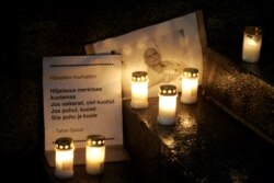 Поминальные свечи у портрета Александра Литвиненко во время акции в центре Хельсинки на следующий день после его смерти, ноябрь 2006 года