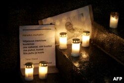 Поминальные свечи у портрета Александра Литвиненко во время акции в центре Хельсинки на следующий день после его смерти, ноябрь 2006 года