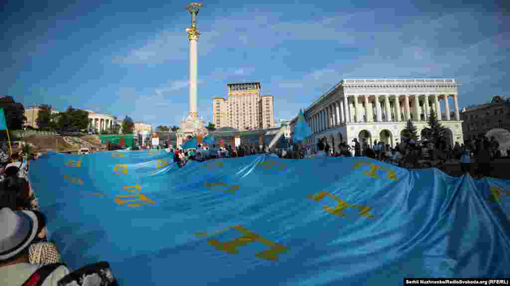 Флаг на фоне Монумента Независимости Украины
