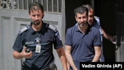 رشید توان (راست) تابستان گذشته در پی صدور حکم جلب بین‌المللی او به دست آمریکا در کشور رومانی دستگیر شده بود.