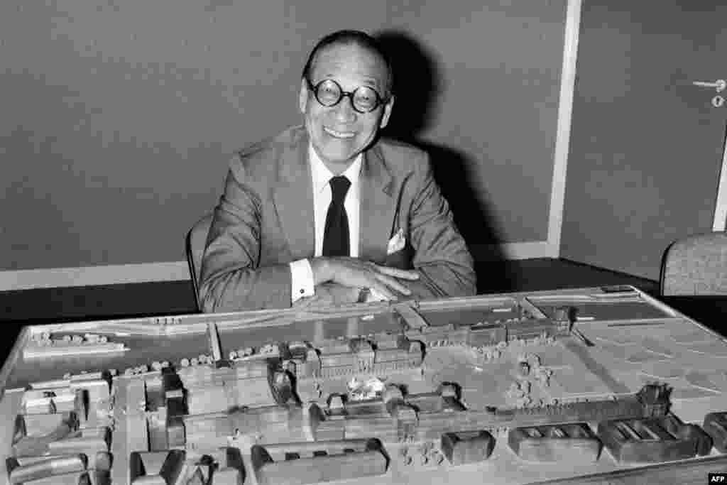 FRANCE - (FILES) In this file photo taken on September 27, 1985 Chinese-American architect Ieoh Ming Pei poses with the architectural model of the Louvre Pyramid in Paris