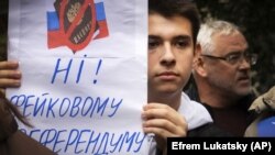 Плакат с надписью: "Нет! Фейковому референдуму" на акции "Мариуполь — это Украина" против незаконных так называемых референдумов России на оккупированных ею частях Украины. Киев, 24 сентября 2022 года